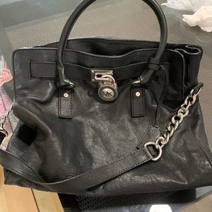 Black classic Michael kors bag. Used in great quality.